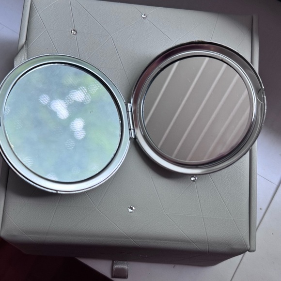 🎨Vintage Stylish Retro and Artistic Romero Britto Heart Mirror Compact🎨 - Picture 5 of 16